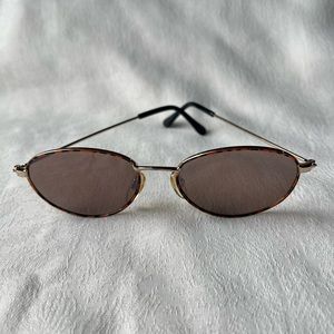 Vintage sunglasses with oval frame